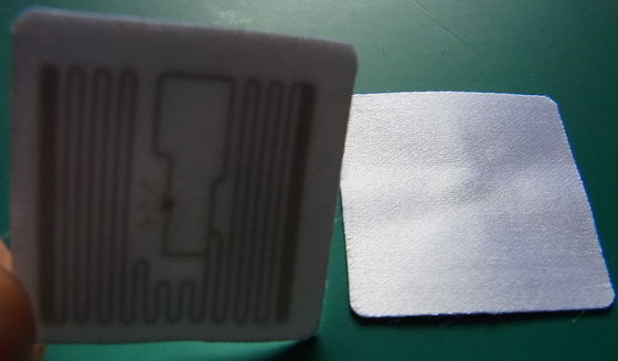 De aangepaste Kledende UHFrfid-Sticker etiketteert het Kledingstukmarkeringen van Rfid van het 512 Beetjesgeheugen